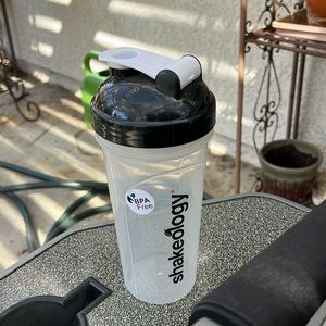 Shaker plastic container